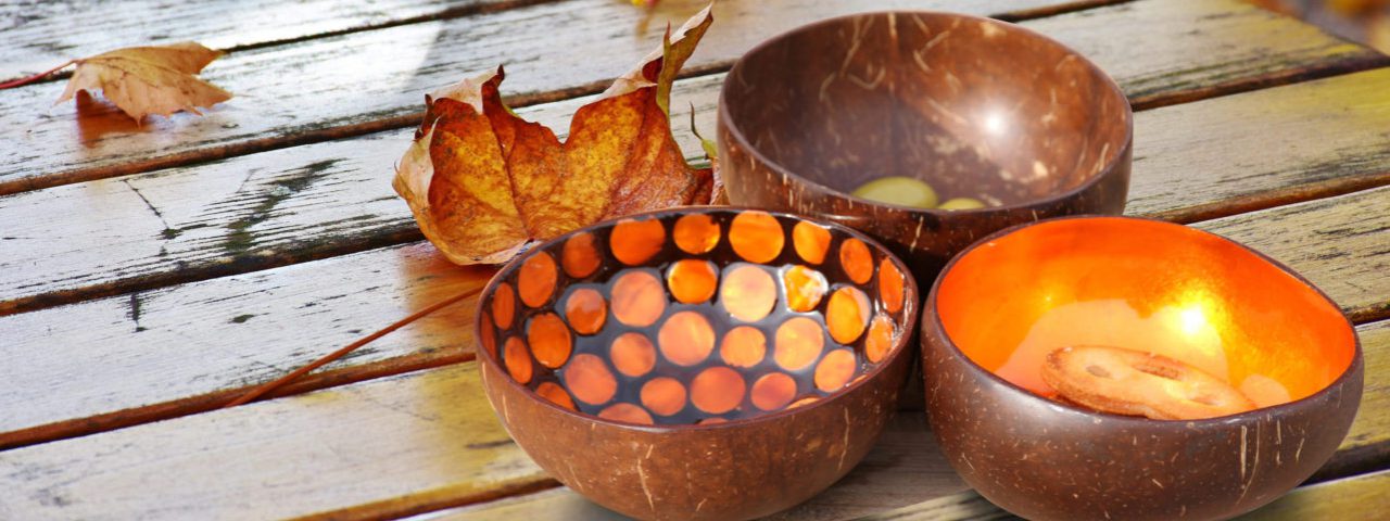 Noya Coconut Bowls op een tuintafel